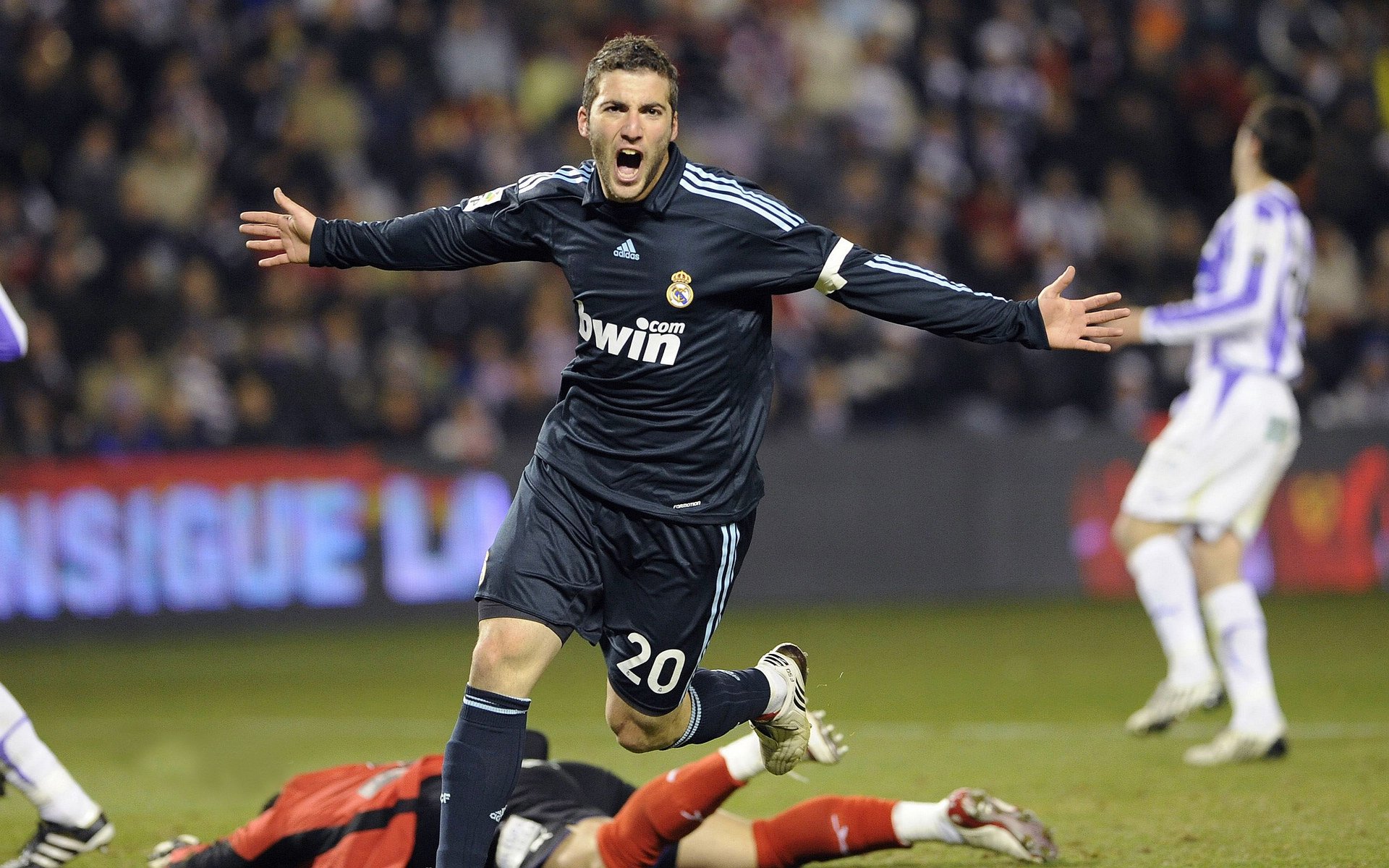 黄喜灿一锤定音,智利国家队友谊赛完胜国际米兰的战术启示